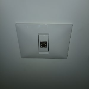 שקע רשת מותקן על קיר לבן