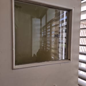חלון זכוכית בדלת עם נוף חיצוני