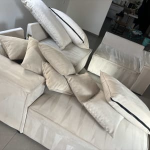 ספות וכריות לאחר ניקוי, מסודרות בחדר מגורים