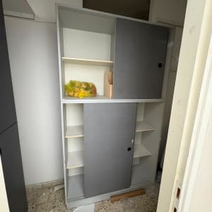 ארון עם דלתות הזזה וחפצים על המדף