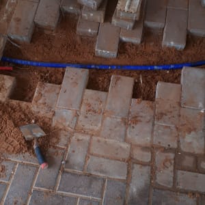 כלי עבודה וצינור כחול באתר בנייה