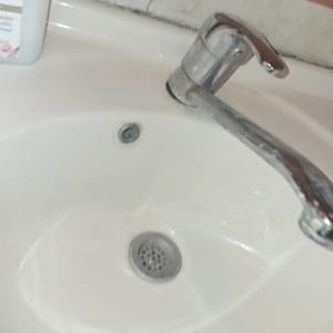 כיור עם ברז וסבון נוזלי