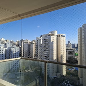 רשת יונים מותקנת במרפסת עם נוף לבניינים