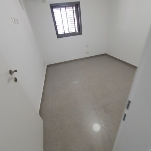 רצפה נקייה ומבריקה בחדר ריק עם חלון