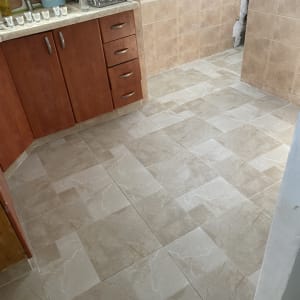 ריצוף חדש במטבח עם ארונות עץ