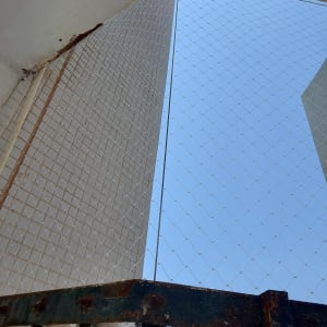 רשת מתוחה למניעת כניסת יונים במרפסת