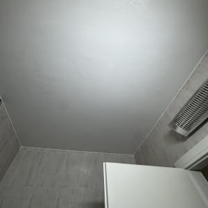 תקרה צבועה בלבן עם קירות אריחים