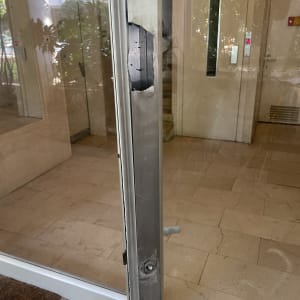 דלת זכוכית עם מנעול שבור בכניסה לבניין