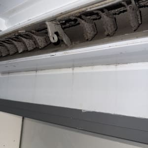 חלק פנימי של מזגן עם לכלוך ואבק