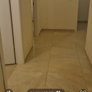 מסדרון עם רצפה נקייה ומבריקה