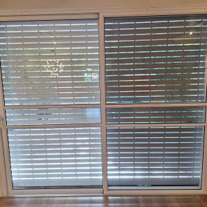 תריסי אלומיניום על חלון זכוכית גדול