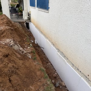 עבודות איטום חיצוניות ליד קיר בית