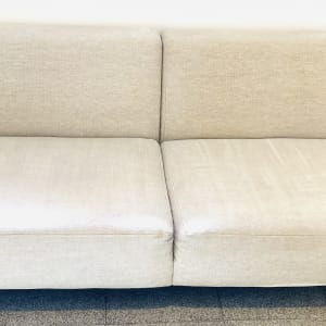 ספה בהירה עם כתמים קלים לניקוי