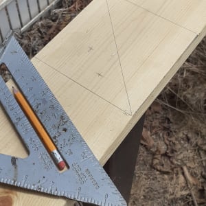 סימונים על קרש עץ עם סרגל וזווית