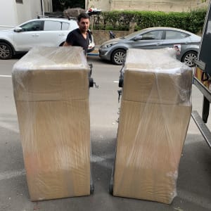 שני ארגזים עטופים בניילון על המדרכה