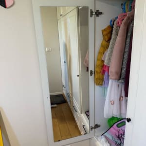 מראה על דלת ארון בגדים פתוחה