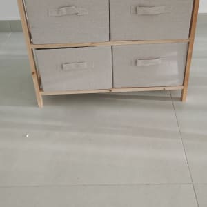 ארונית עץ עם ארבע מגירות בד