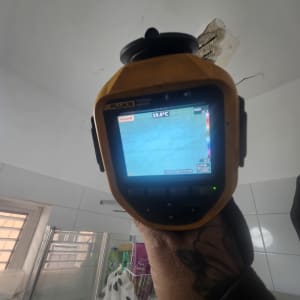 מד חום תרמי משמש לבדיקה בתקרה עם סדק.