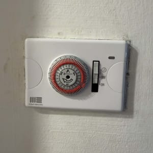 תרמוסטט על קיר עם כפתור ויסות