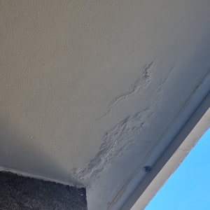 תקרה עם סימני רטיבות ונזילה