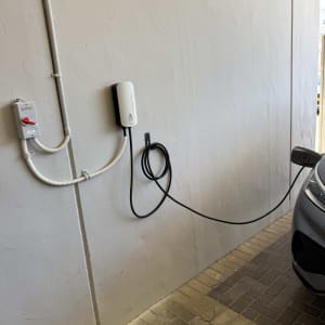 עמדת טעינה לרכב חשמלי על קיר חיצוני