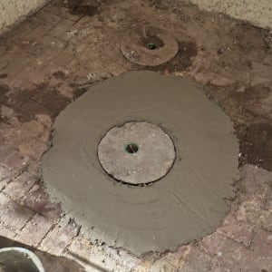 תיקון צנרת עם בטון על רצפת מרפסת