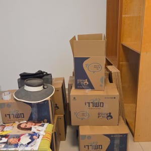 קופסאות קרטון וארון עץ בחדר ריק
