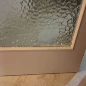 זכוכית שבורה עם דוגמת גלים במסגרת עץ