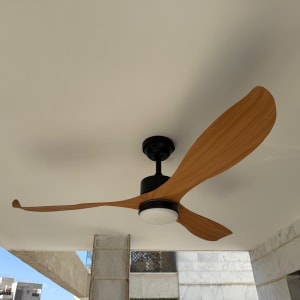 מאוורר תקרה מותקן בתקרה לבנה