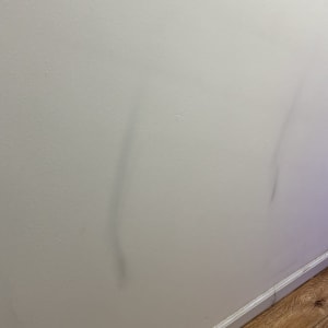 קיר לבן עם סימני צבע כהים