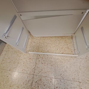 ארון פתוח עם מסילות מתכת על דלתות