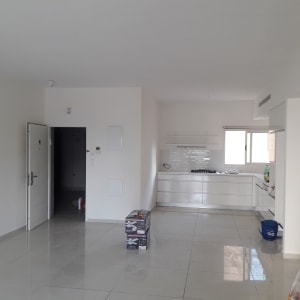 חדר ריק עם קירות לבנים ורצפה מבריקה