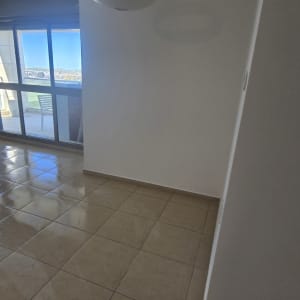 חדר ריק עם קירות צבועים ורצפת אריחים