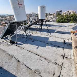 גג עם יריעות איטום ושני דודי שמש