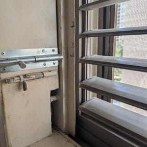 תריסים מתכתיים ליד חלון עם מנגנון נעילה