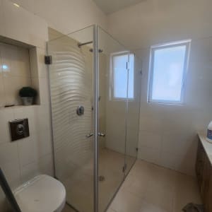 מקלחון זכוכית בחדר אמבטיה עם שירותים