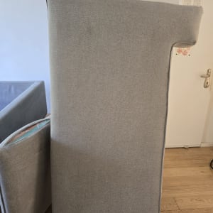 חלקי ספת בד אפורה מפורקים ומועמדים לצורך ניקוי ספות בד