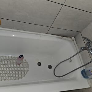 אמבטיה עם ראש מקלחת וצינור, בקבוק סבון