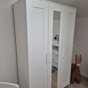 ארון בגדים לבן עם מראה בחדר ילדים