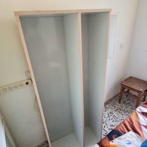 ארון עץ פתוח עם שני תאים ריקים