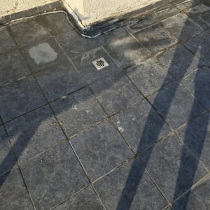 ריצוף חוץ עם צללים על הרצפה