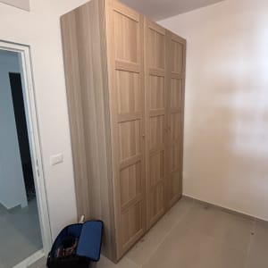 ארון עץ עם תיק כלים על הרצפה