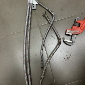 צינורות מתכת וכלי עבודה על רצפה