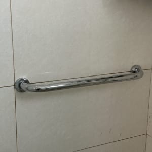 מוט אחיזה מותקן על קיר חדר אמבטיה