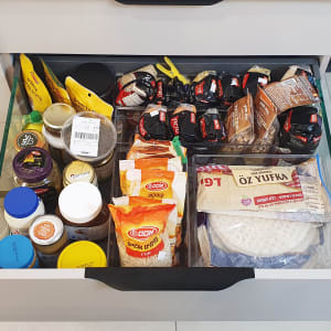 מגירת מטבח מאורגנת עם מוצרי מזון ארוזים