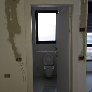 חוטי חשמל חשופים בקיר במהלך שיפוץ