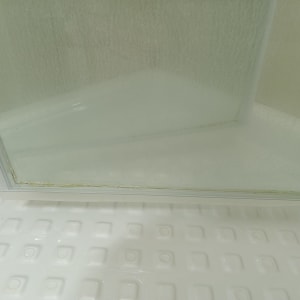 דלת זכוכית במקלחת עם סימני מים