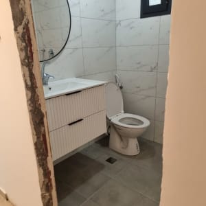 חדר אמבטיה בשיפוץ עם קיר לא גמור
