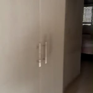 ארון בגדים ליד מסדרון וחדר שינה