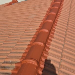 גג רעפים עם ציפוי חדש בצבע אדום